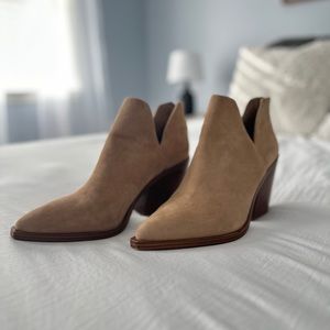 Vince Camuto Size 9 Tan Suede Booties